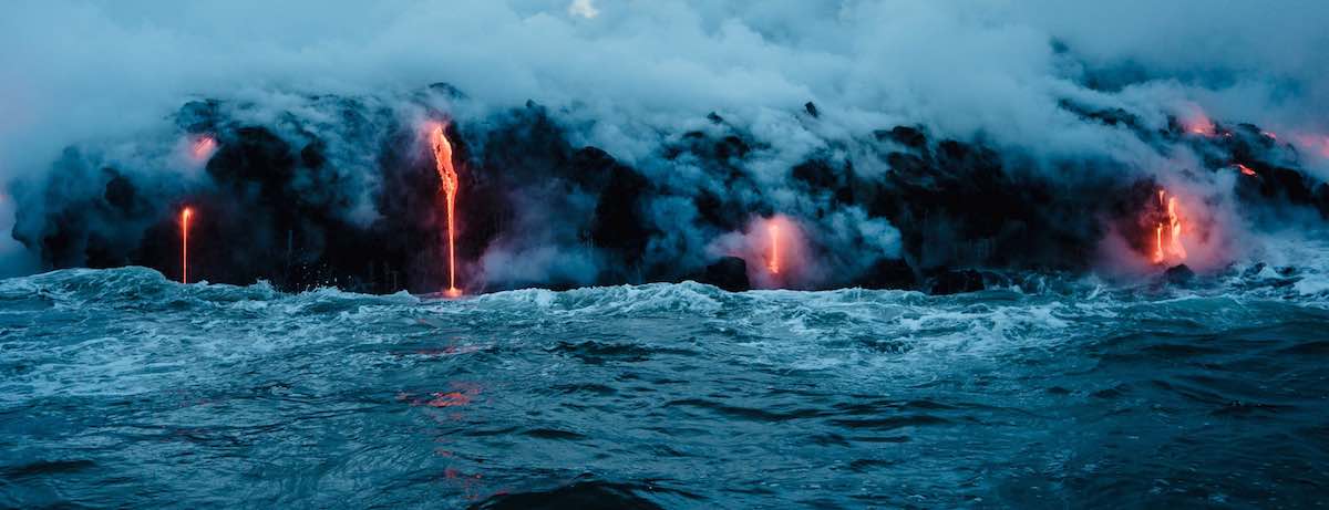 una lava incandescente che finisce in mare simboleggia il concetto di durezza dell'acqua ovvero di una acqua ricca di sali
